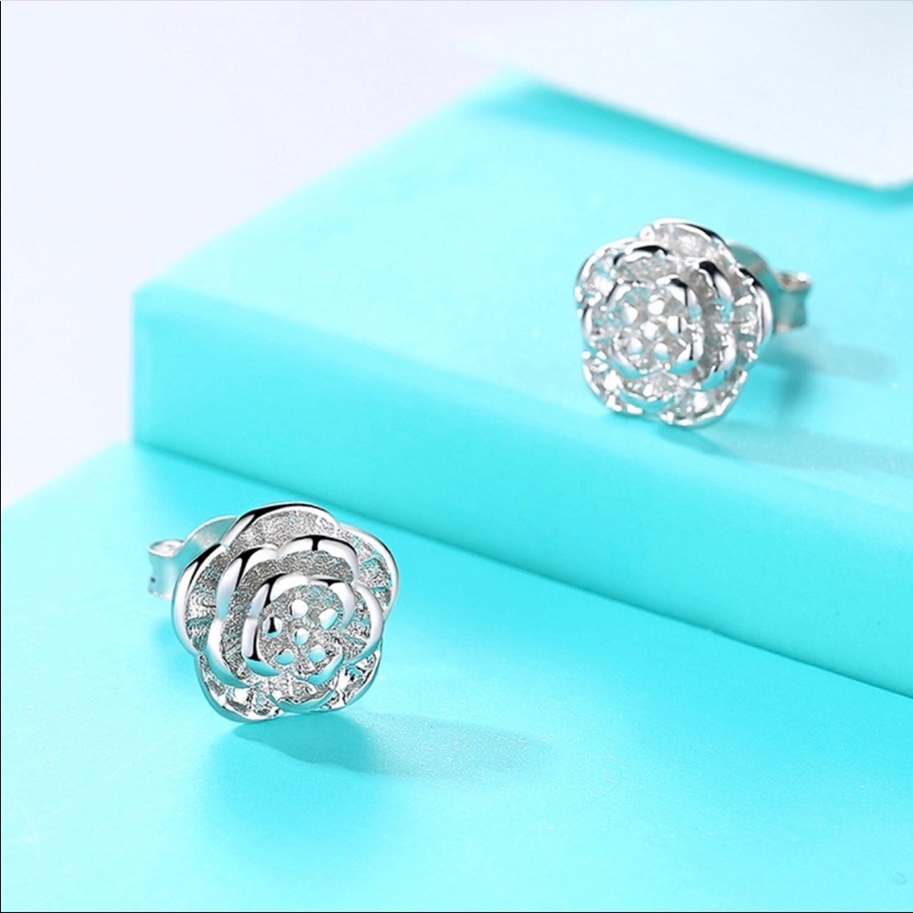Beautiful Silver Tone Flower Stud Earrings